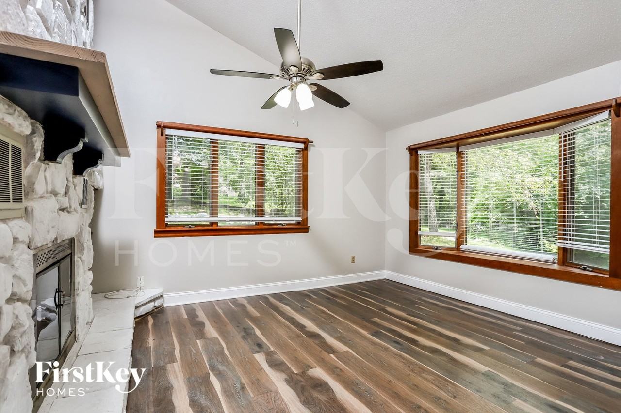 405 Montbrook Dr - Photo 4 of 15