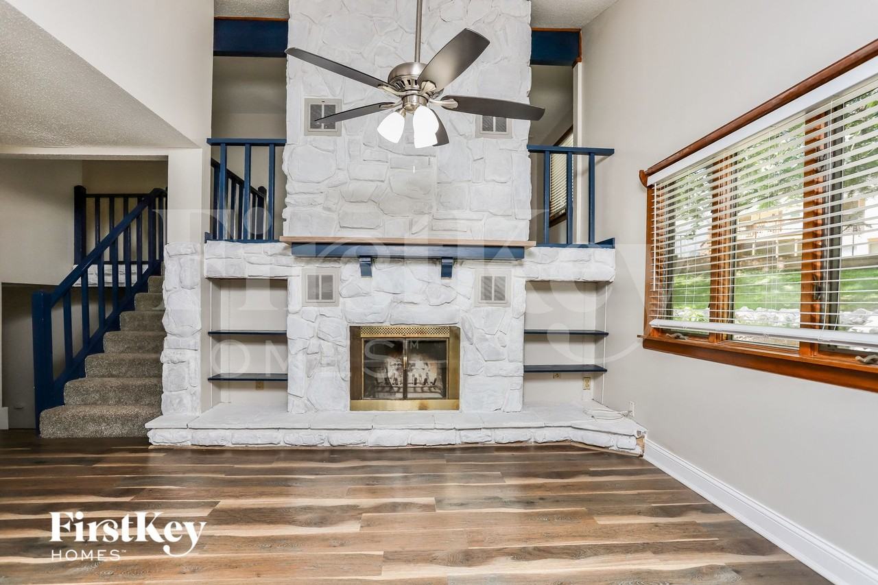 405 Montbrook Dr - Photo 5 of 15