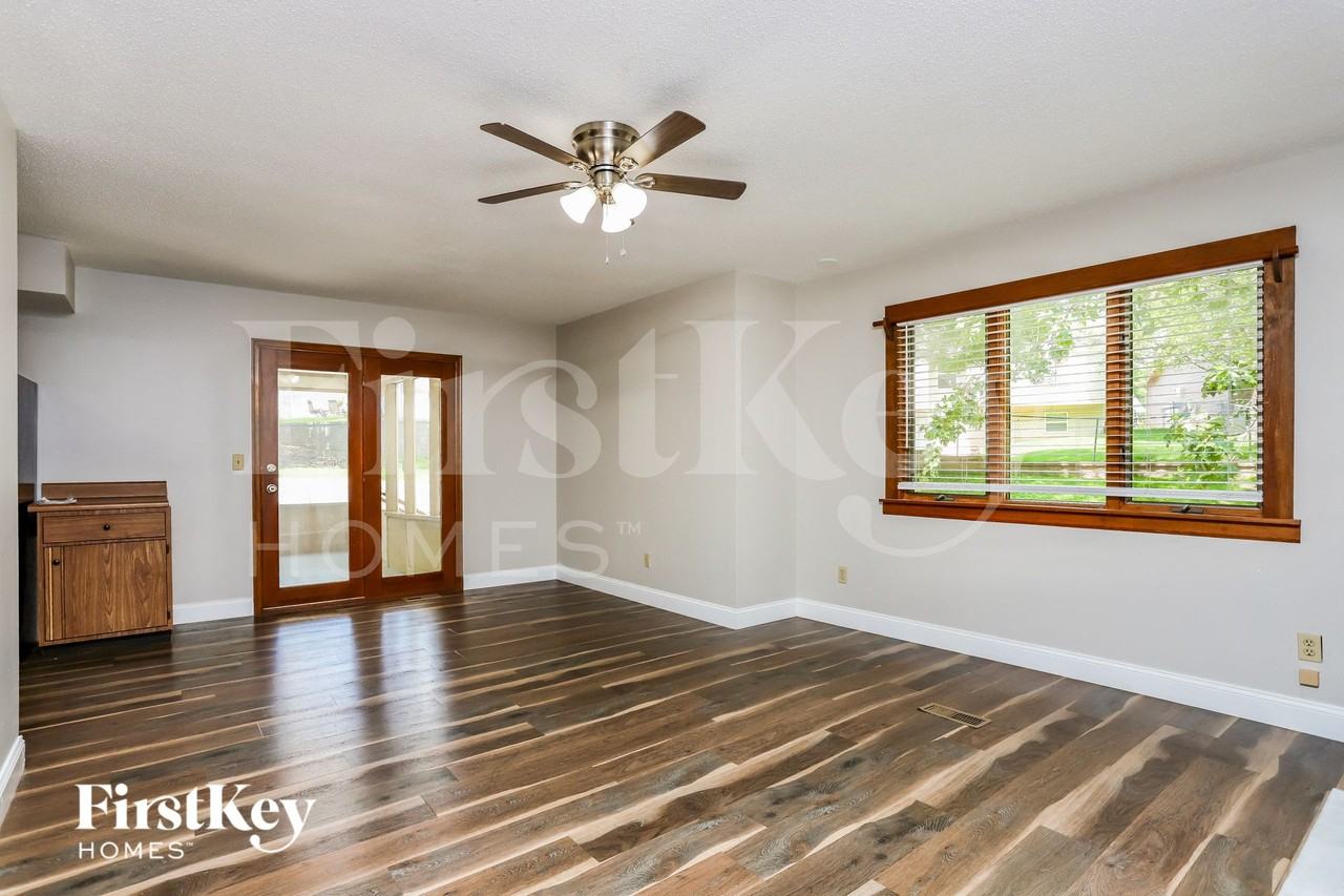 405 Montbrook Dr - Photo 6 of 15