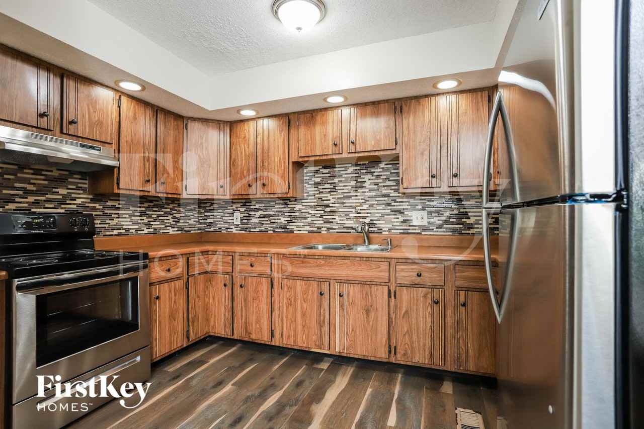 405 Montbrook Dr - Photo 7 of 15