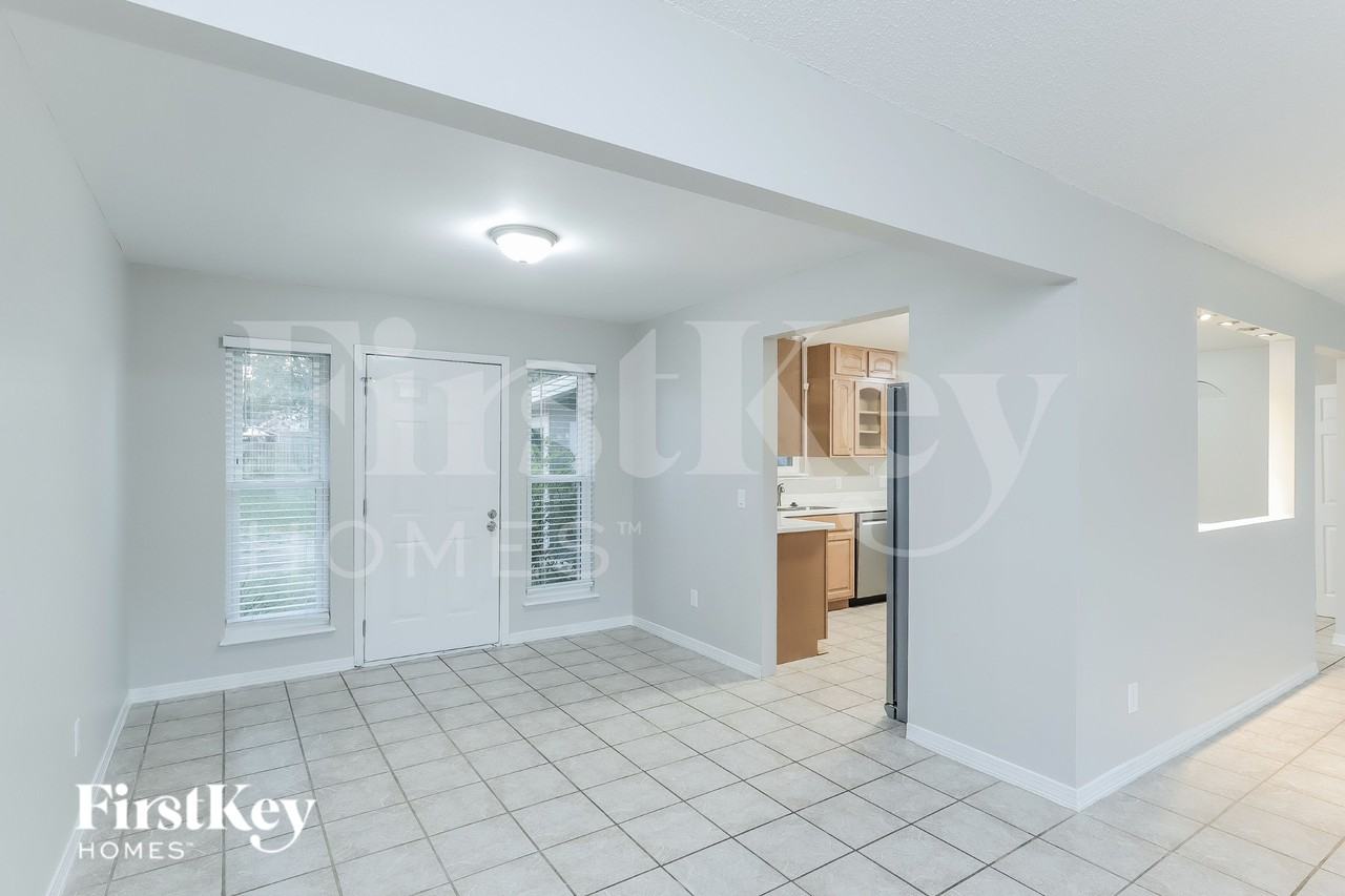 2391 Stonebridge Dr - Photo 4 of 15