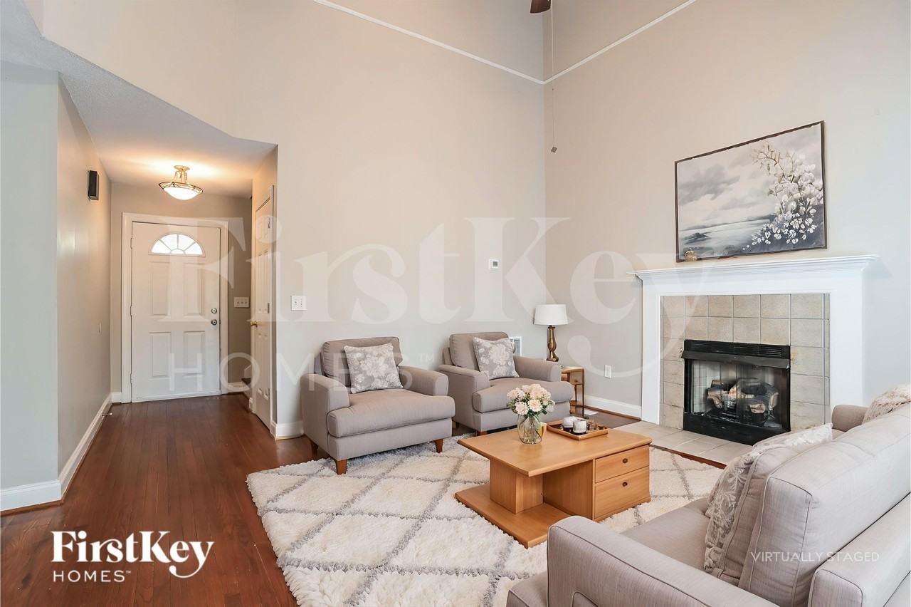 811 Willow Ln - Photo 3 of 19