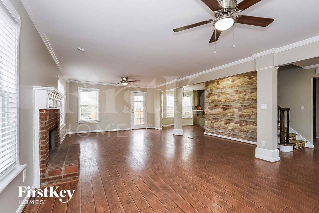 1069 Thornwood Dr - Photo 4 of 18