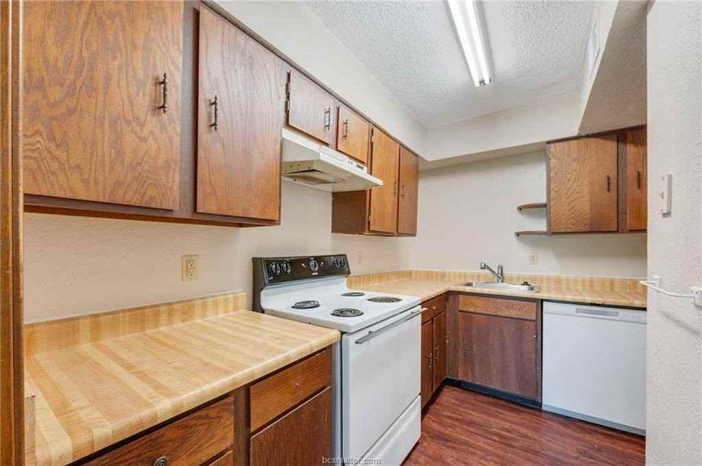 1212 Holik Dr #D - Photo 3 of 13