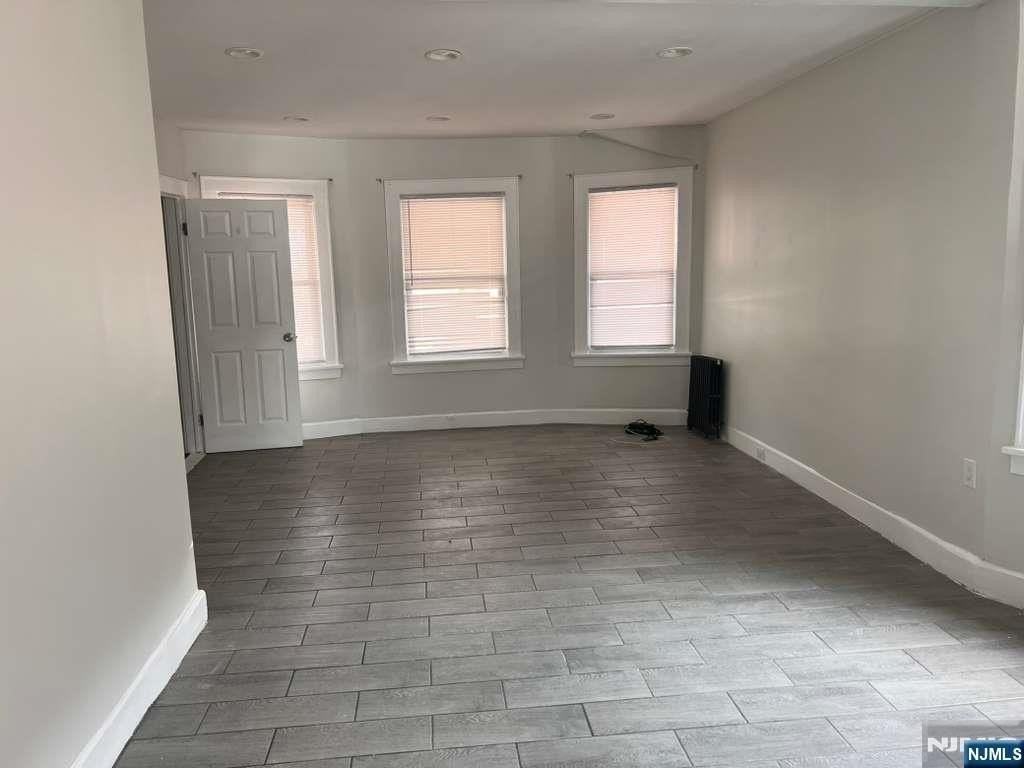 16 Home Pl - Photo 2 of 6