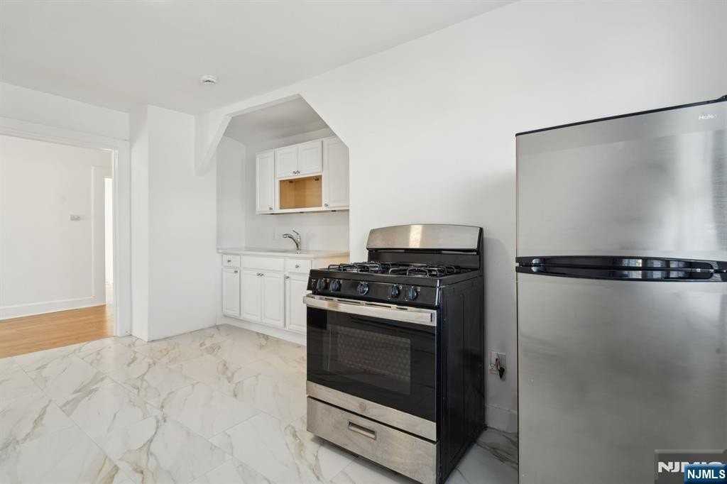 403 Abington Ave - Photo 2 of 11