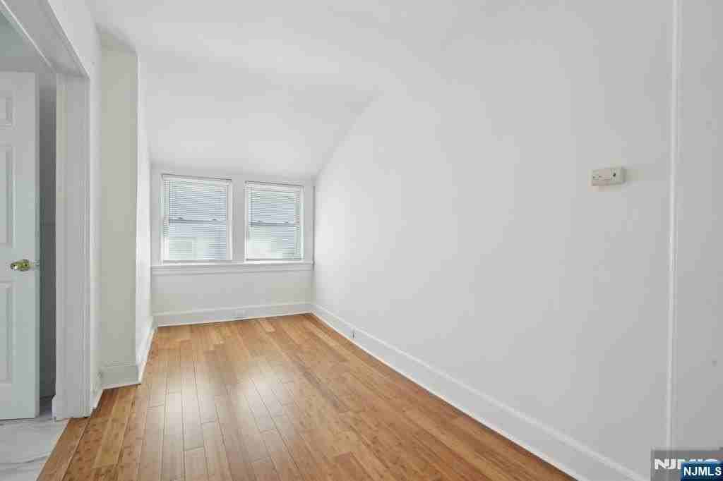 403 Abington Ave - Photo 7 of 11