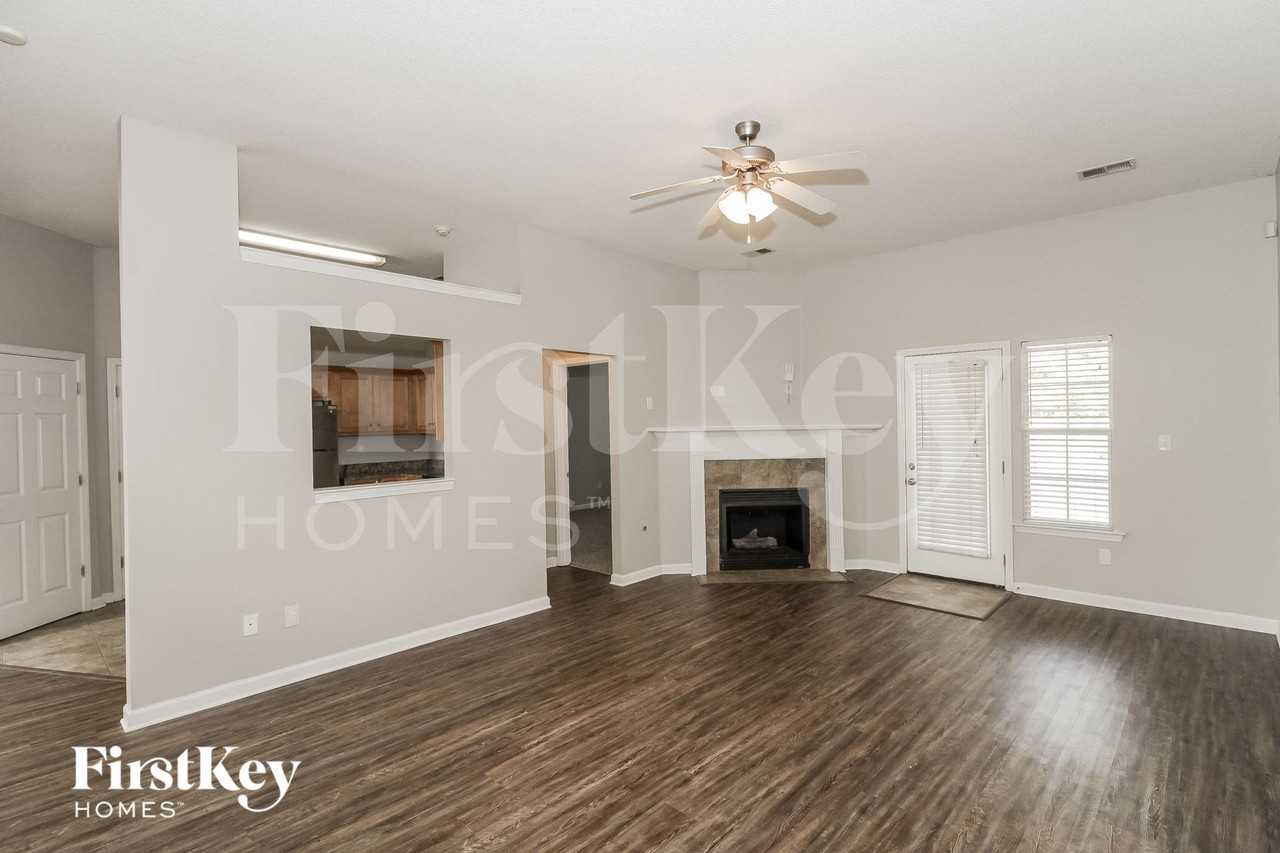 978 Parham Dr - Photo 2 of 15