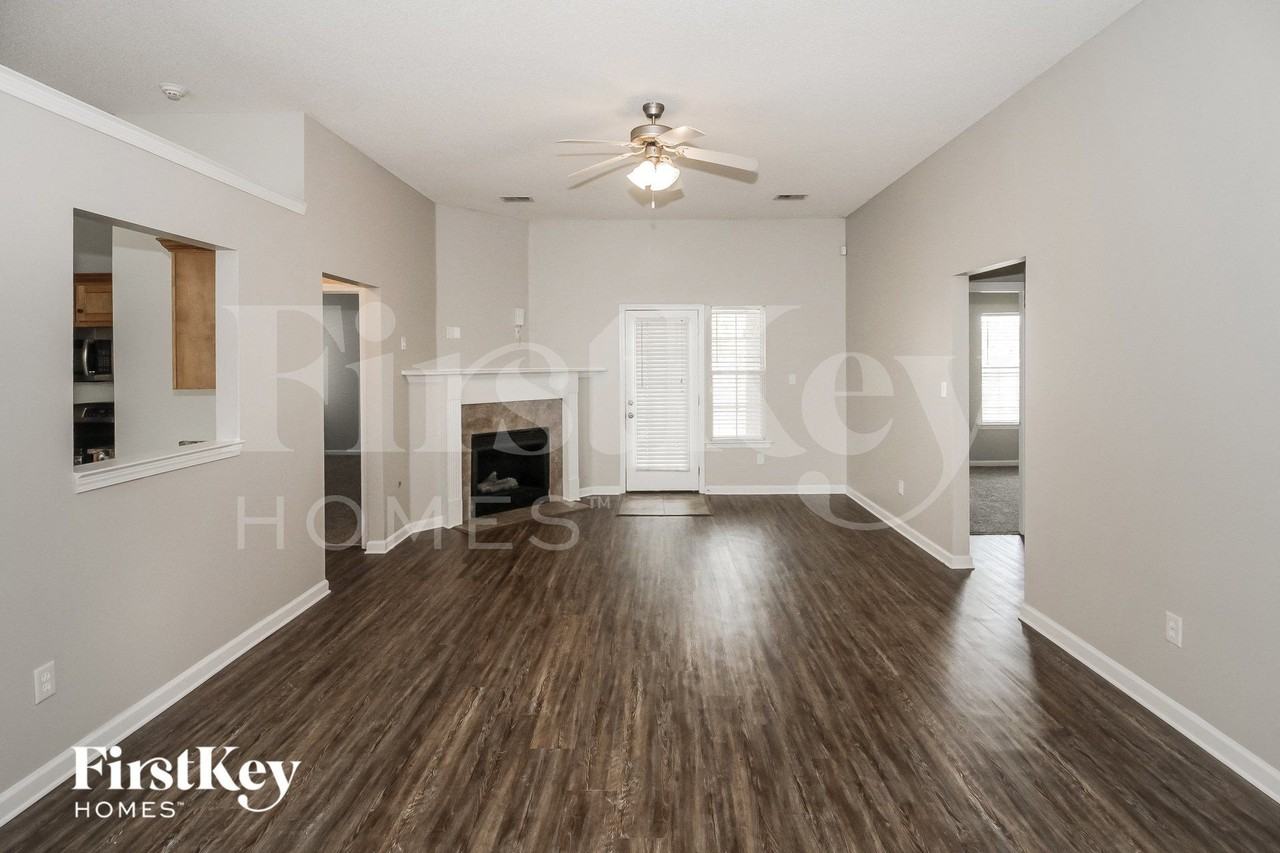 978 Parham Dr - Photo 3 of 15