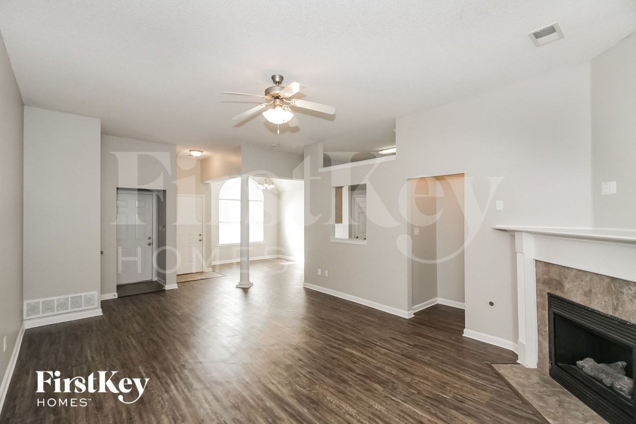 978 Parham Dr - Photo 4 of 15