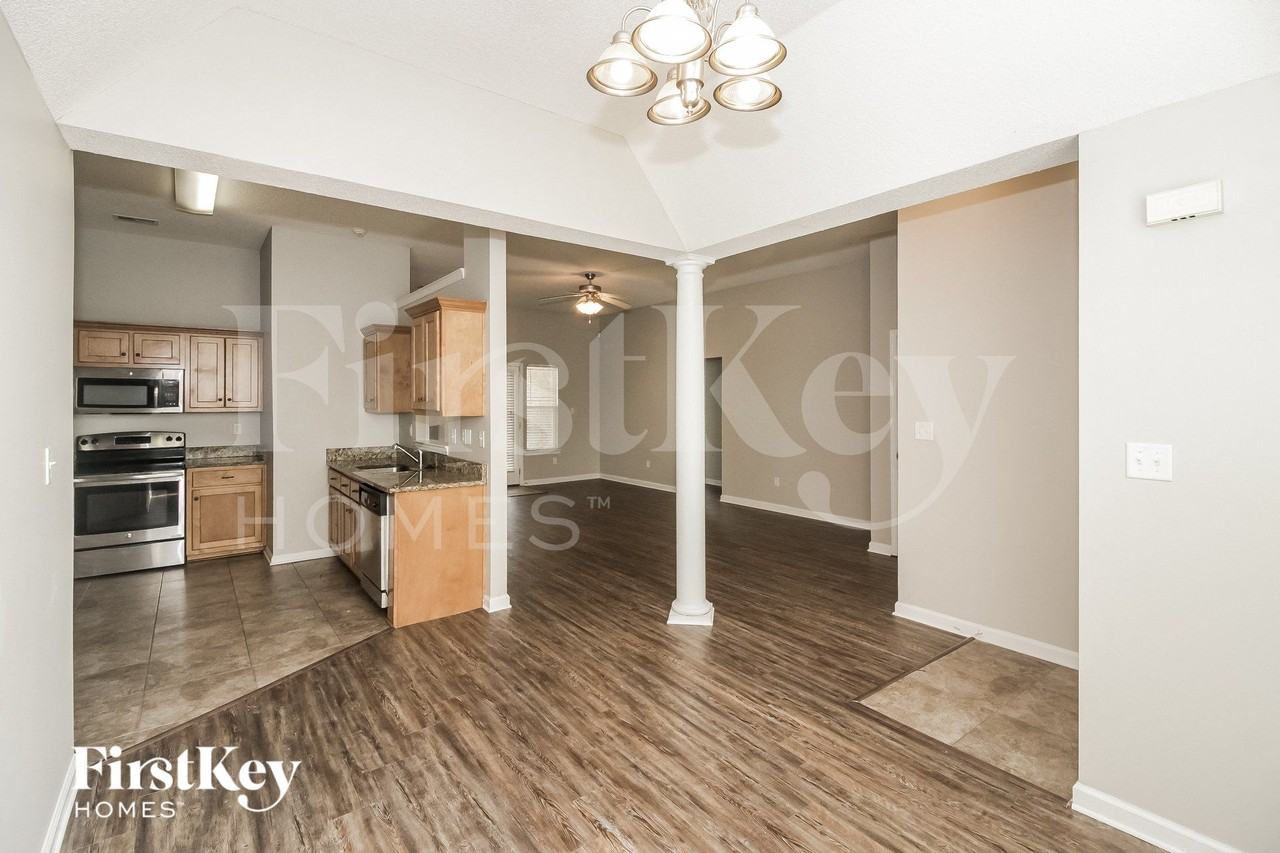 978 Parham Dr - Photo 5 of 15