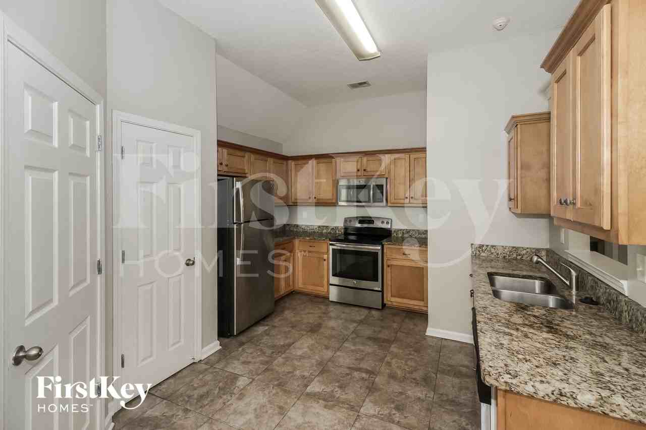 978 Parham Dr - Photo 6 of 15