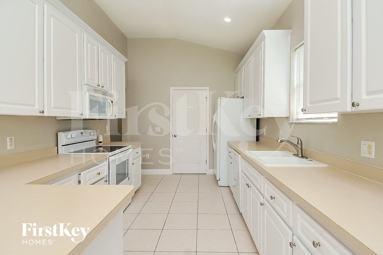 7298 Winners Blvd - Photo 7 of 15