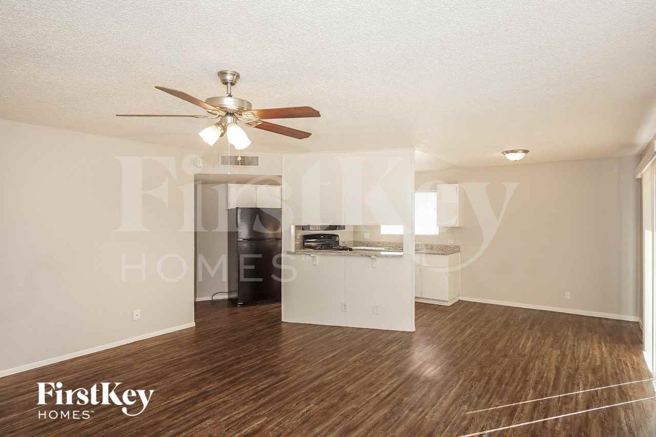 5260 Saratoga Dr - Photo 4 of 15