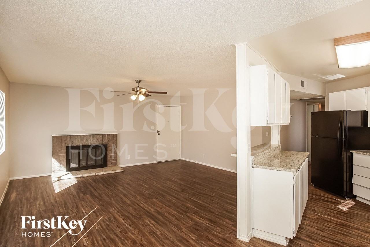 5260 Saratoga Dr - Photo 5 of 15