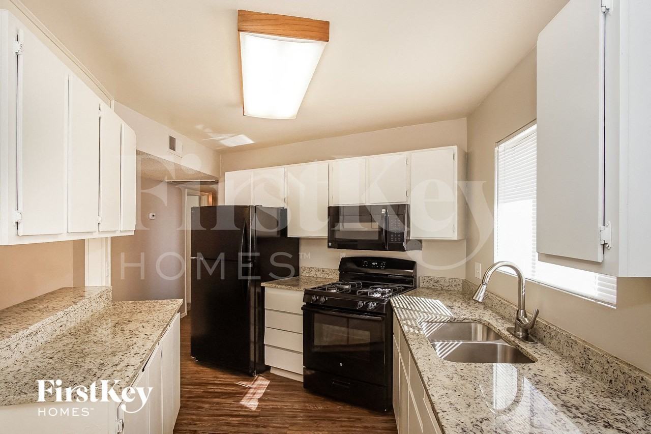 5260 Saratoga Dr - Photo 6 of 15