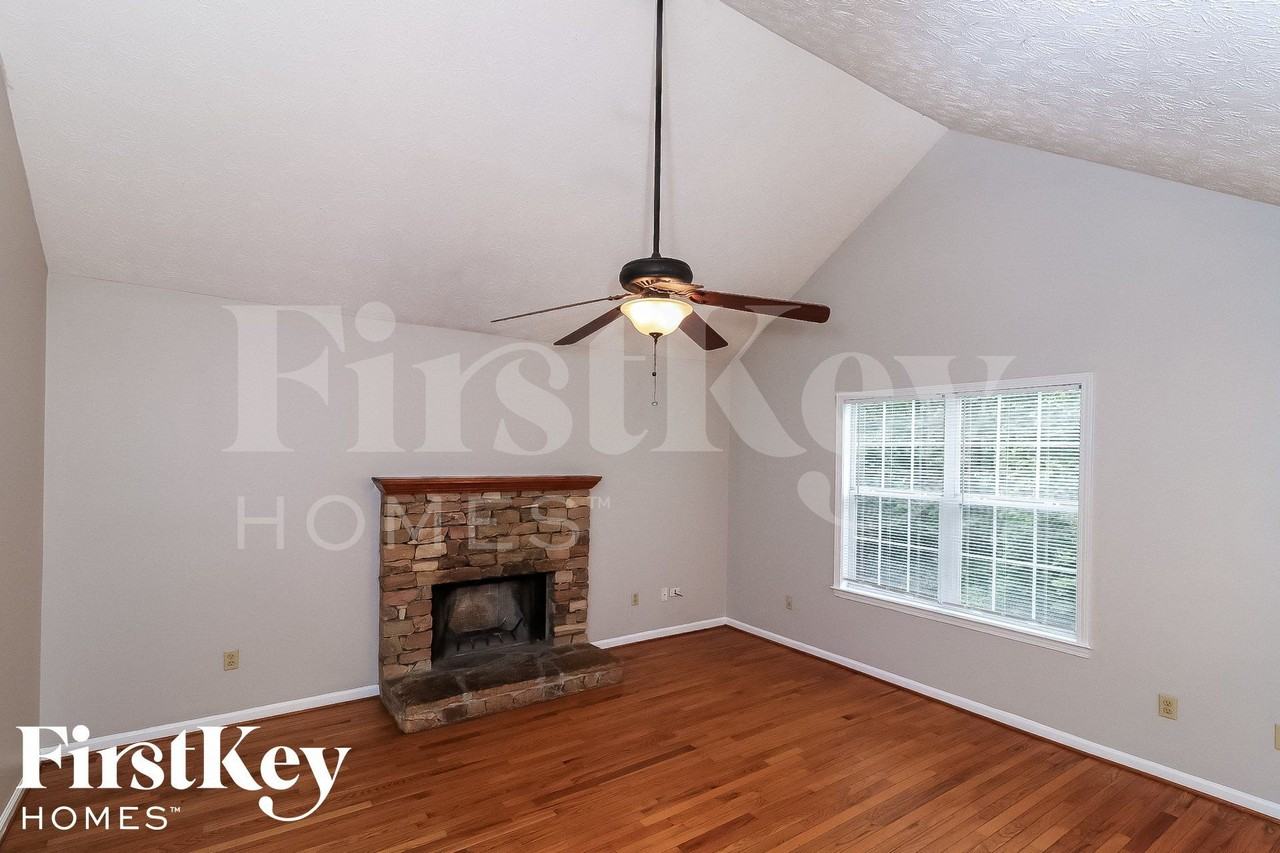 2905 Navajo Cir - Photo 2 of 14