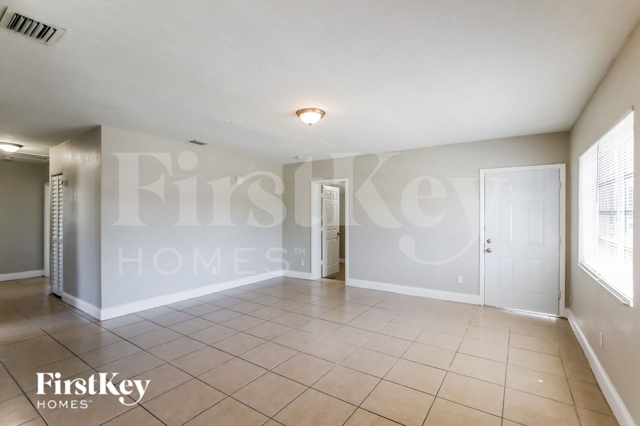 20111 Nw 12th Ave - Photo 2 of 19