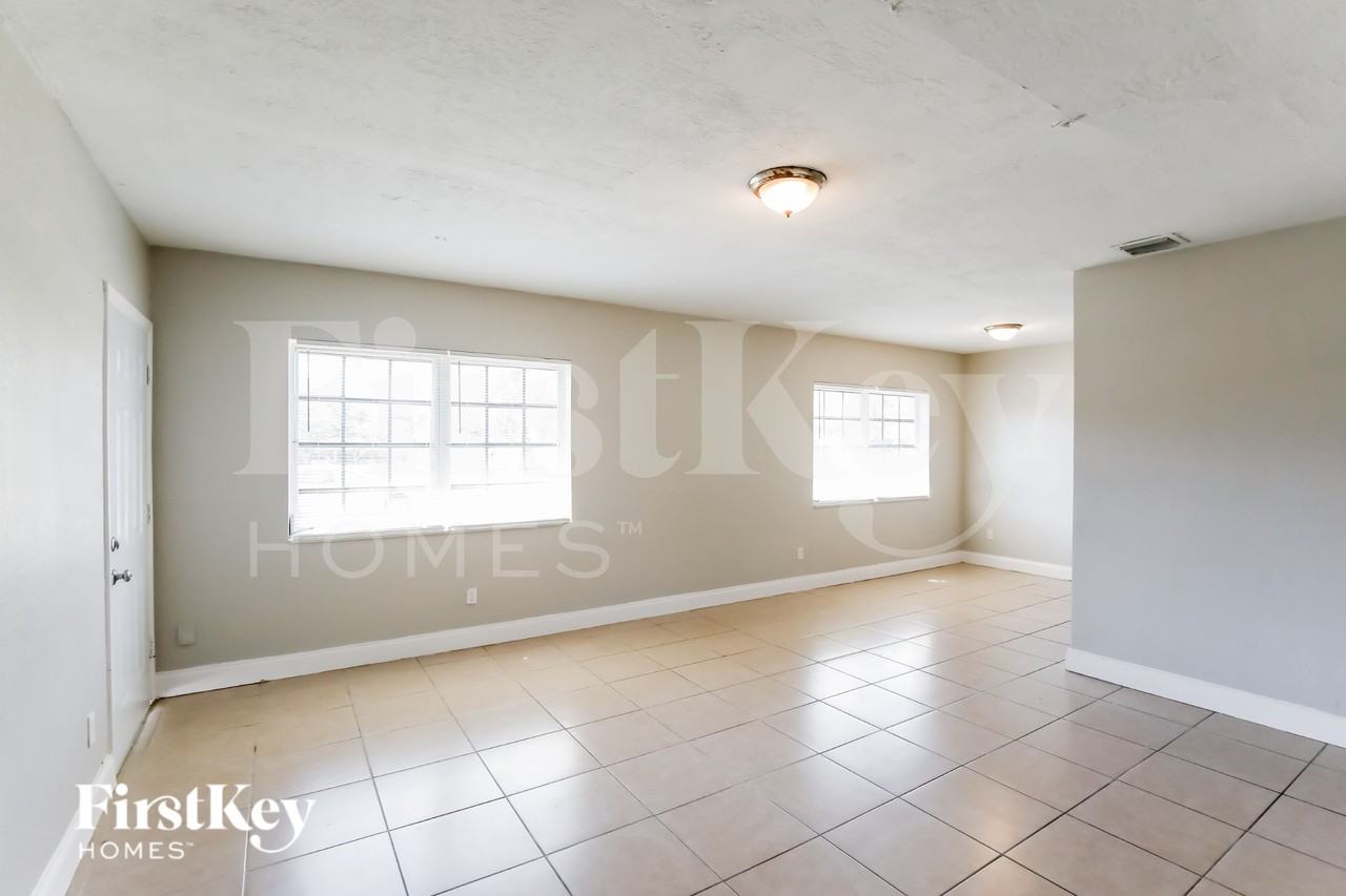 20111 Nw 12th Ave - Photo 4 of 19