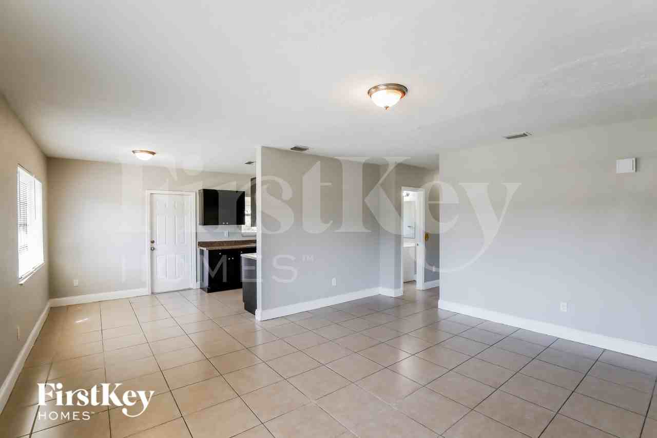 20111 Nw 12th Ave - Photo 6 of 19