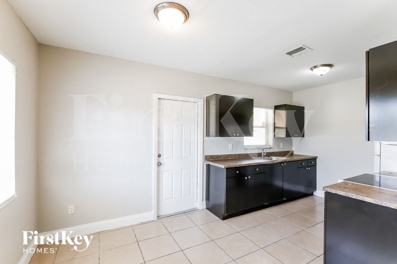 20111 Nw 12th Ave - Photo 7 of 19