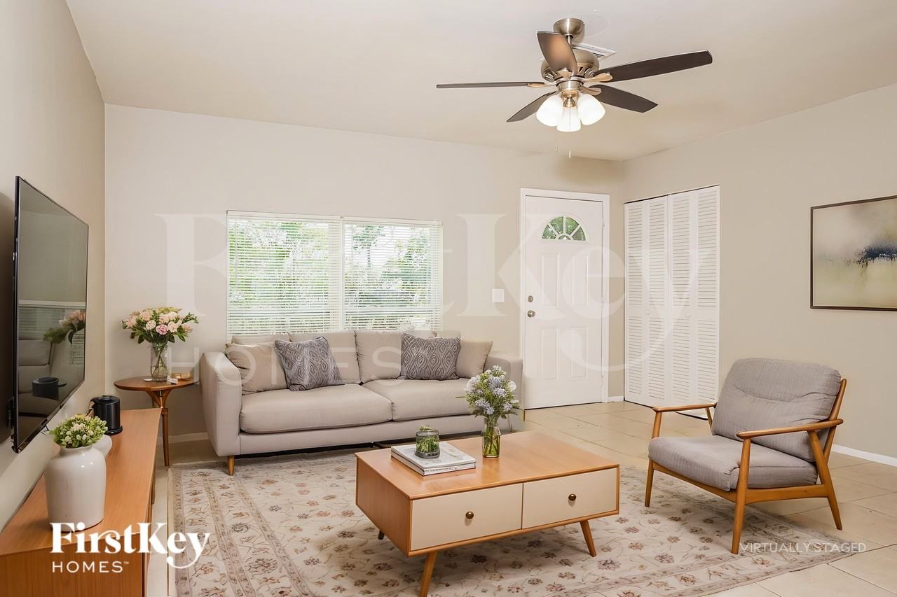 1633 Hayworth Rd - Photo 3 of 18