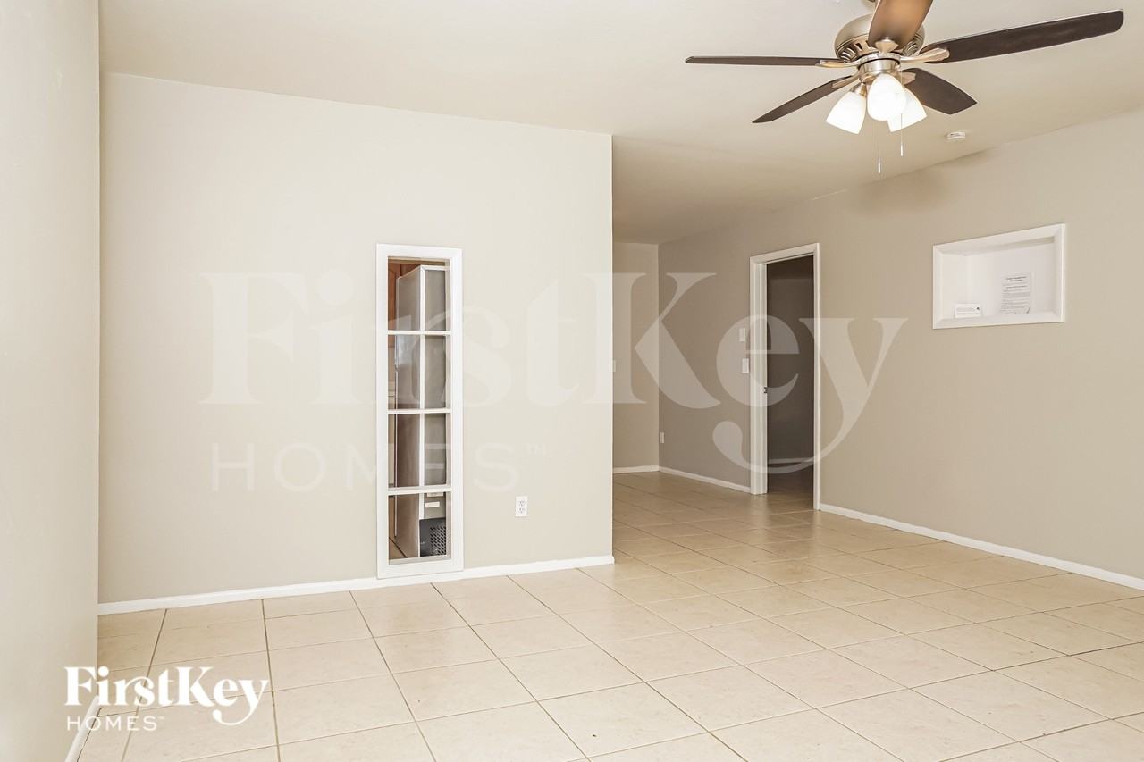 1633 Hayworth Rd - Photo 4 of 18