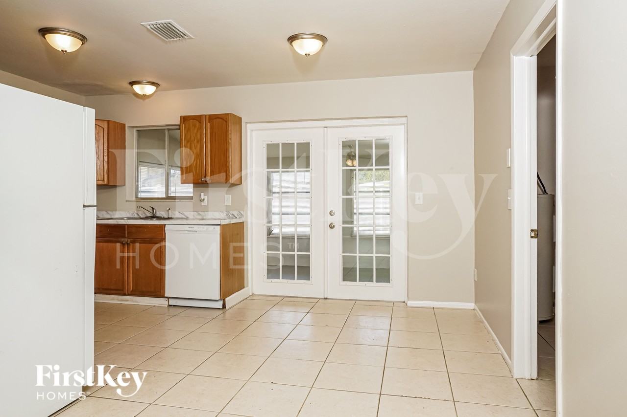 1633 Hayworth Rd - Photo 5 of 18