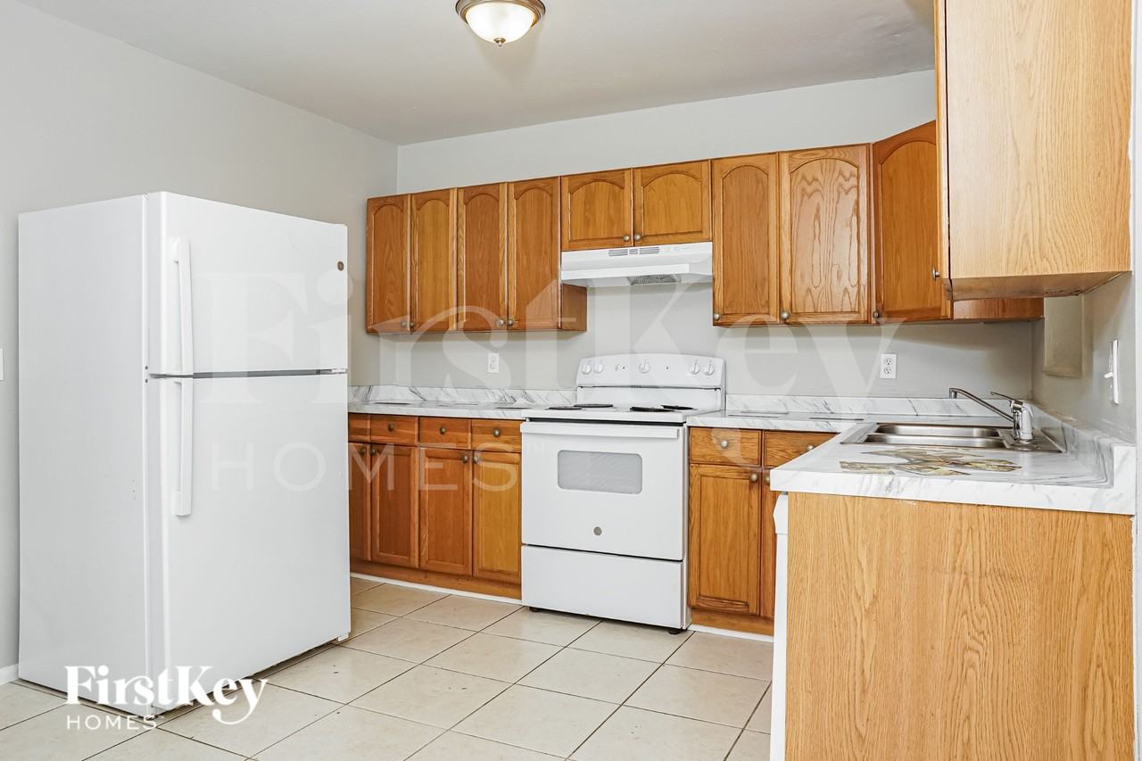 1633 Hayworth Rd - Photo 6 of 18