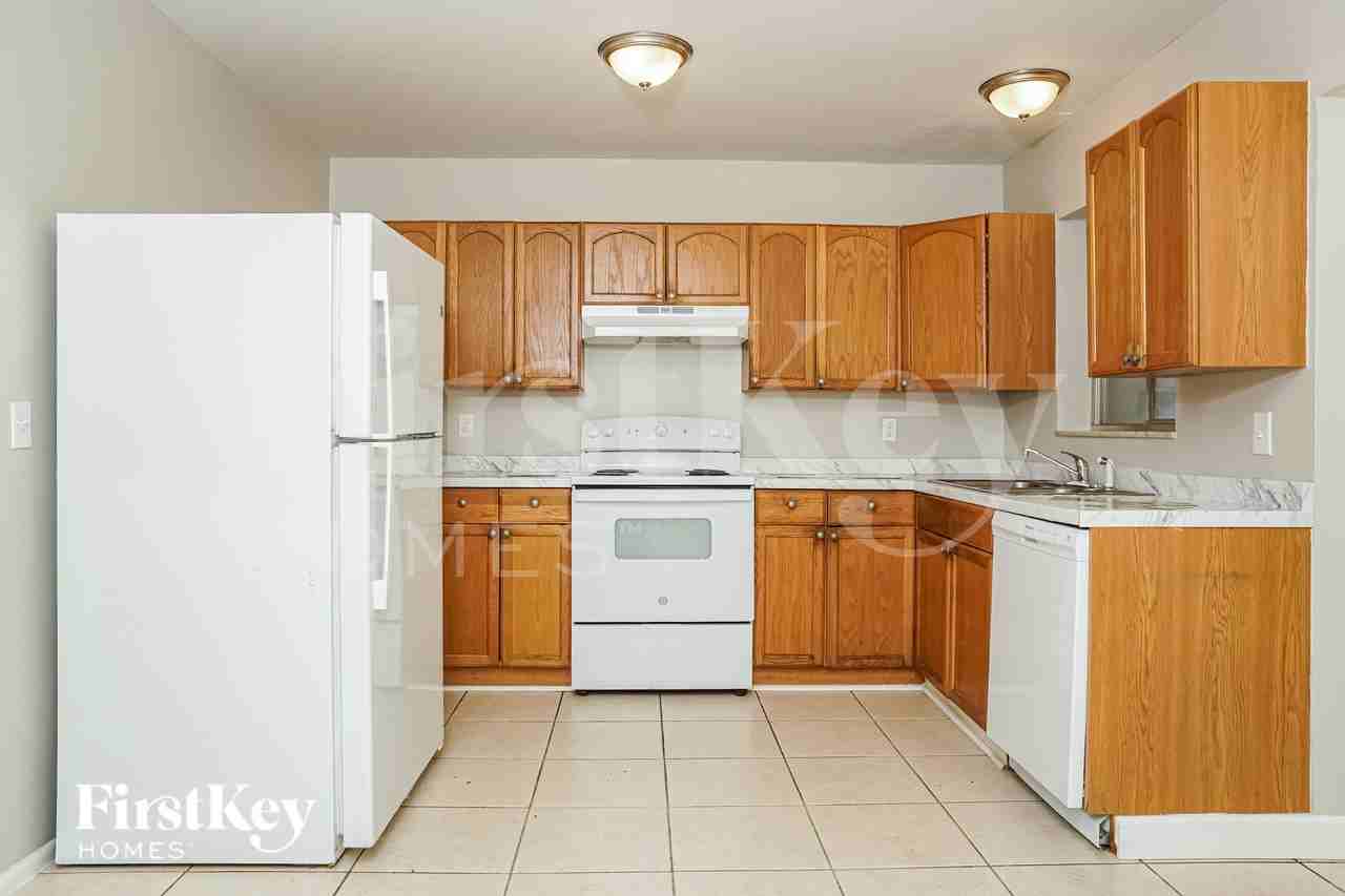 1633 Hayworth Rd - Photo 7 of 18