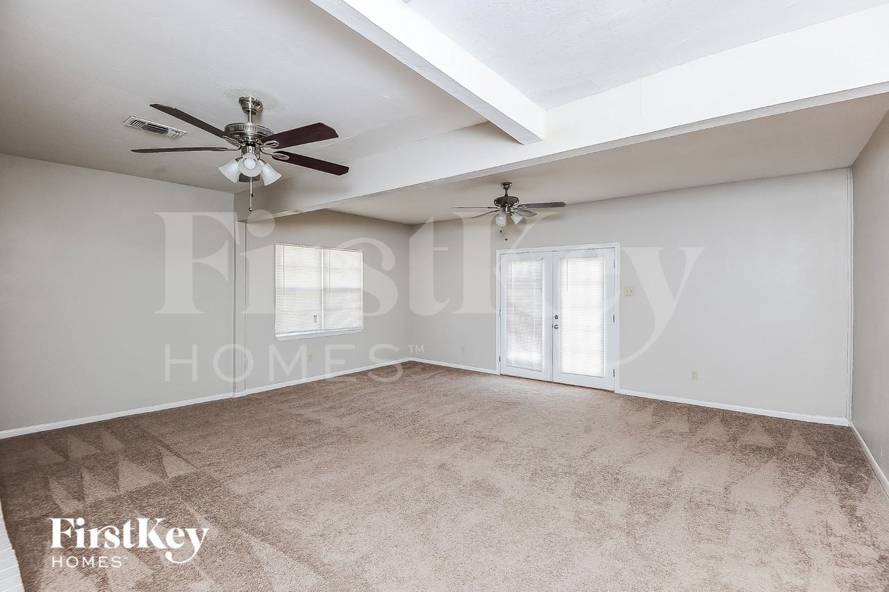 1029 Usher St - Photo 3 of 16