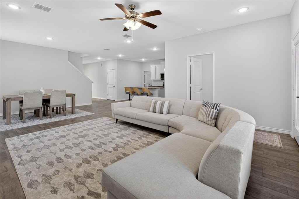 8125 Danny Scarth Ln - Photo 5 of 34