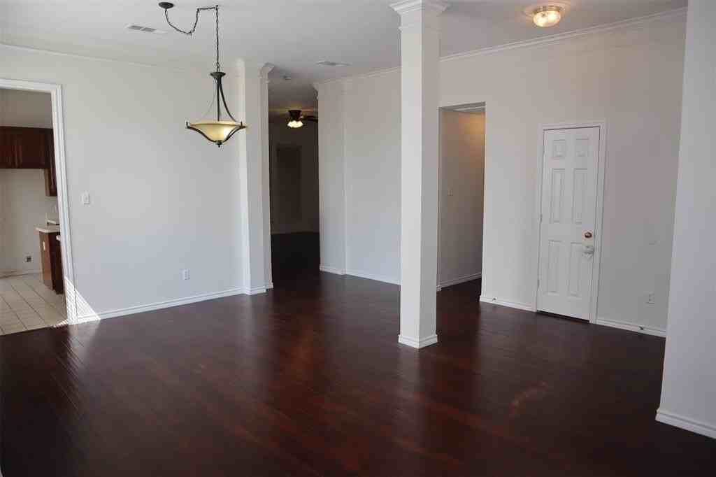 1605 Shady Oaks Ln - Photo 4 of 26