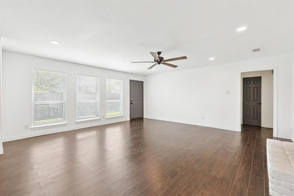 2201 Jamestown Ct - Photo 4 of 24