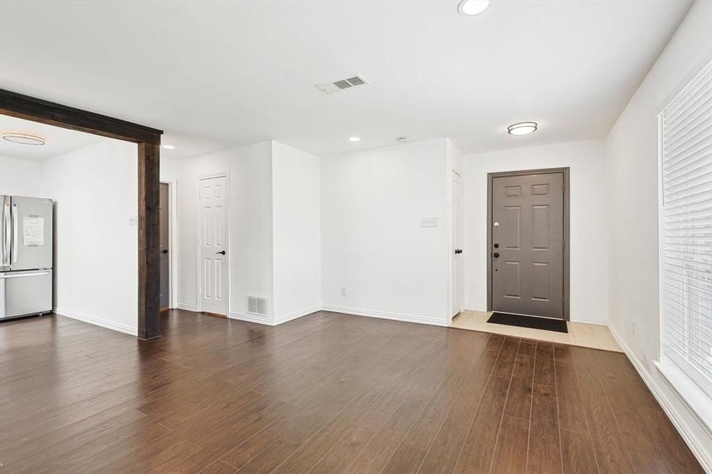 2201 Jamestown Ct - Photo 6 of 24