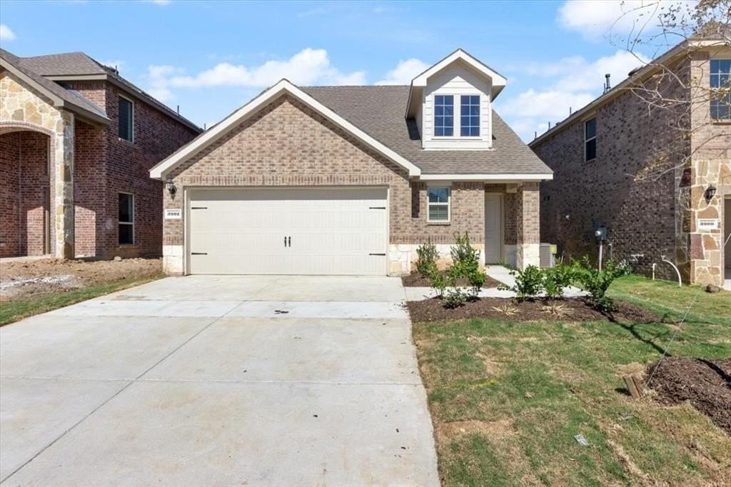 3902 Oak Creek Cir