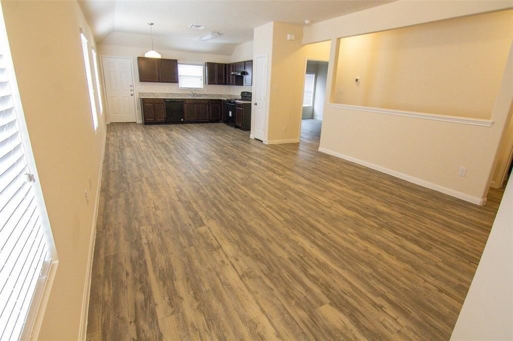 1606 Mark Ln - Photo 3 of 7