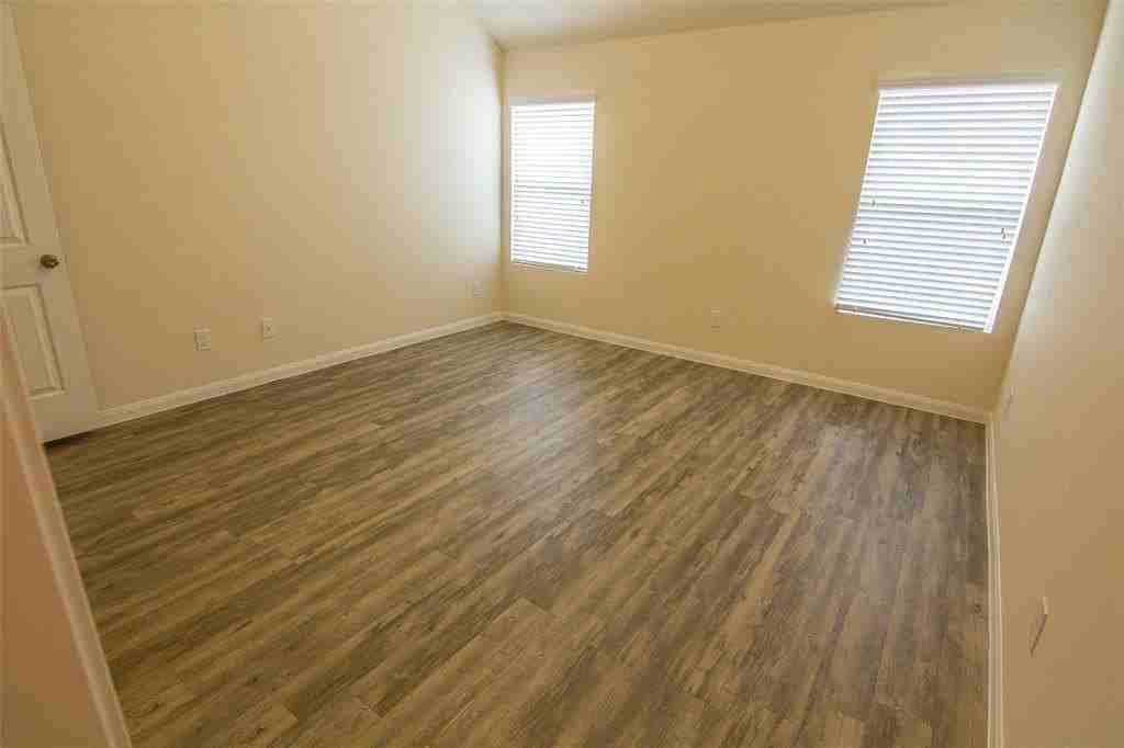 1606 Mark Ln - Photo 4 of 7