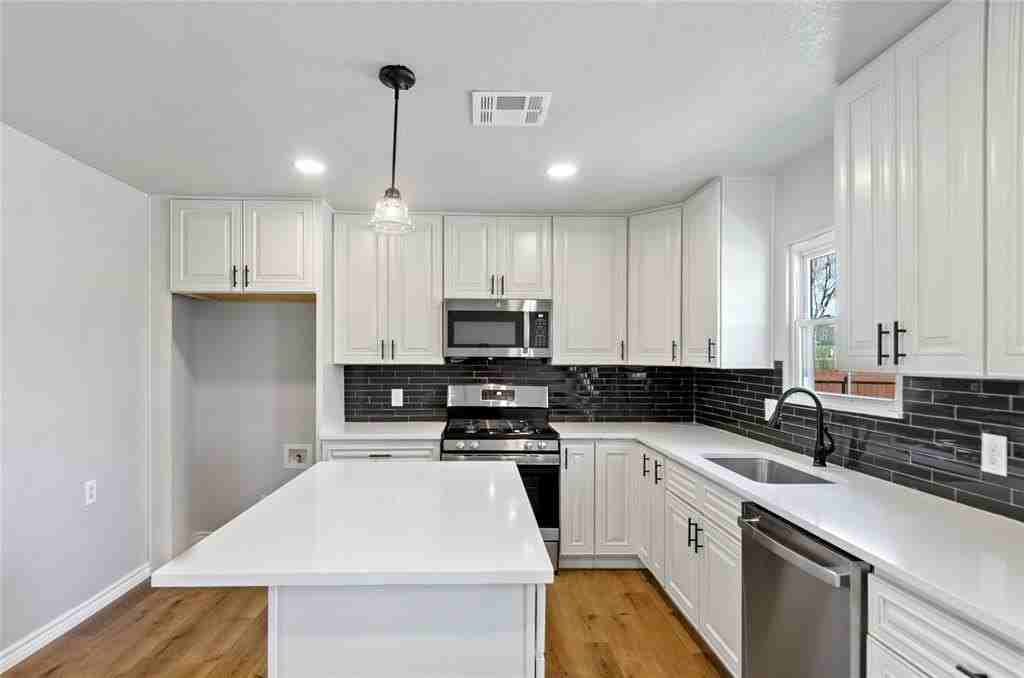 131 Long St - Photo 3 of 24