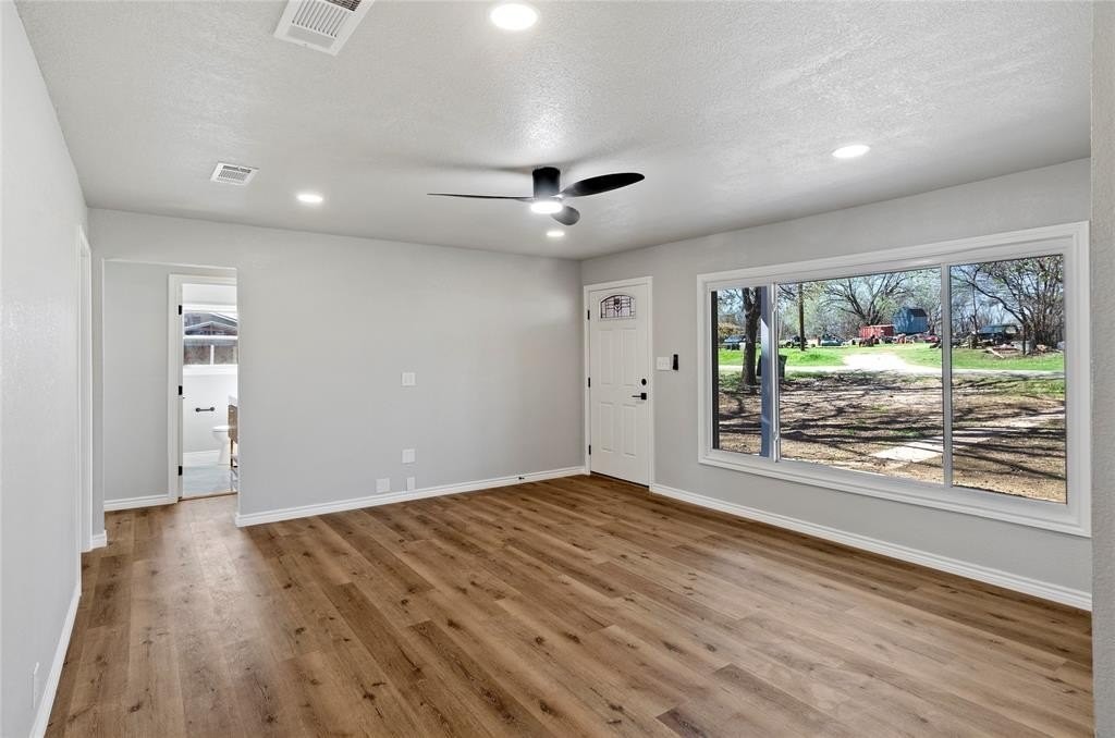 131 Long St - Photo 5 of 24