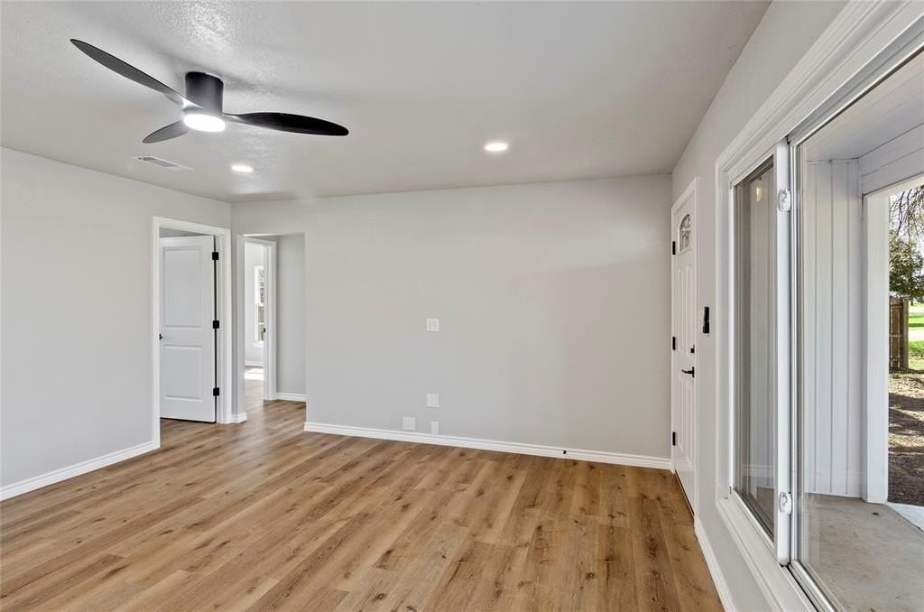 131 Long St - Photo 6 of 24