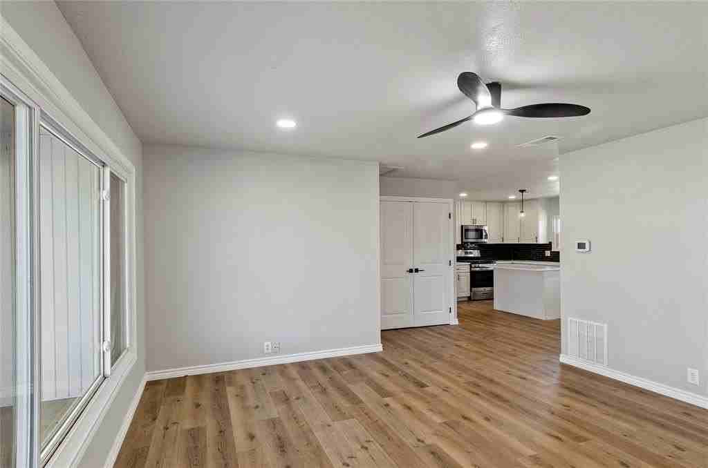 131 Long St - Photo 7 of 24