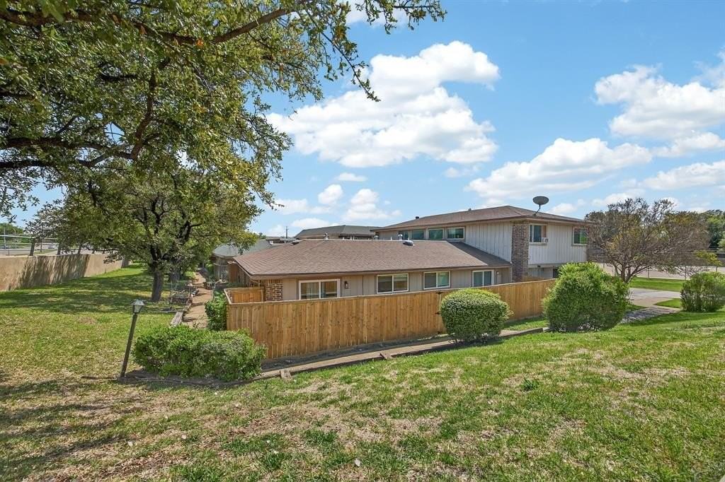 2621 Amherst Ct - Photo 4 of 14