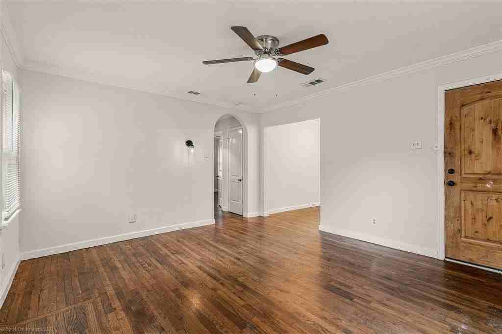 1006 Briarwood Dr - Photo 4 of 15