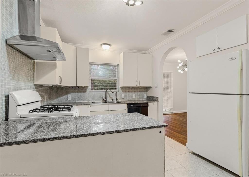 1006 Briarwood Dr - Photo 6 of 15