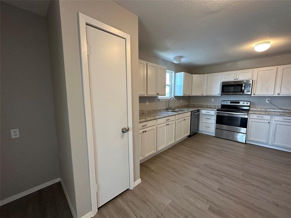 717 E Lamberth Rd - Photo 4 of 9