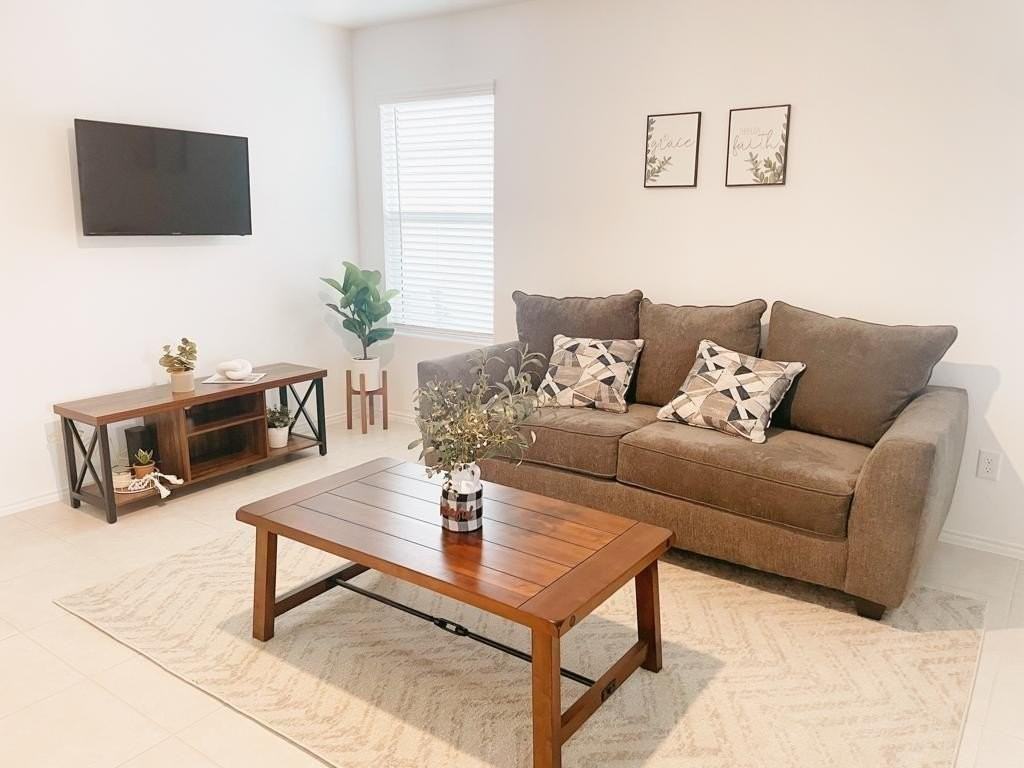 136 Honeysuckle St - Photo 3 of 13