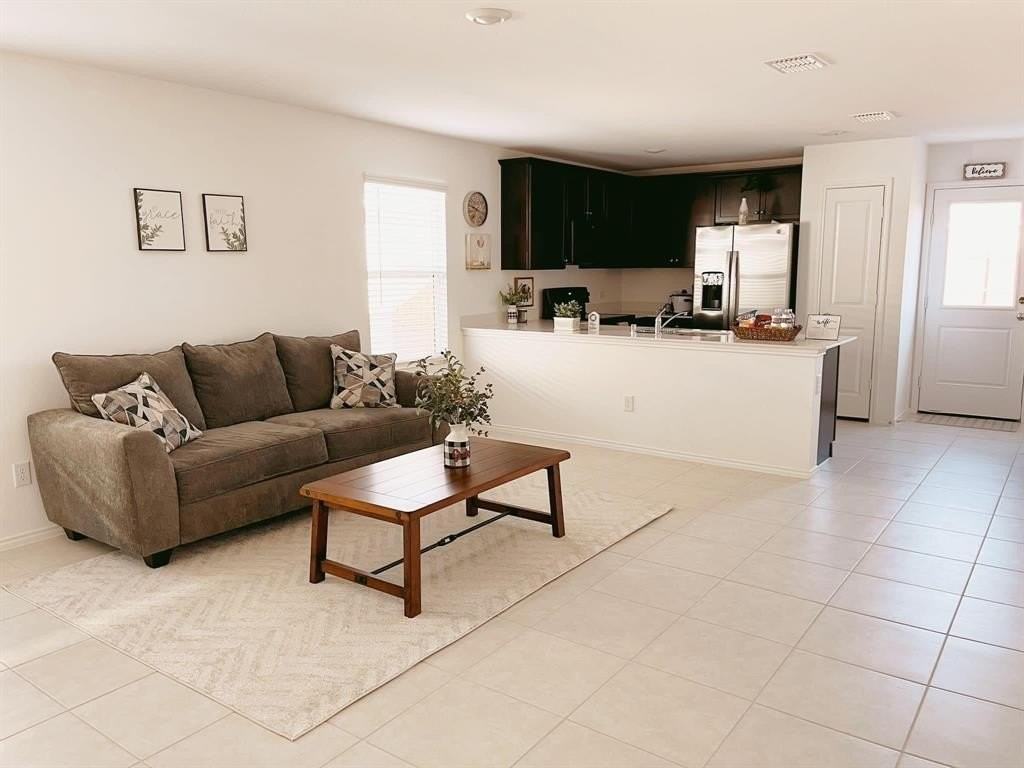 136 Honeysuckle St - Photo 5 of 13