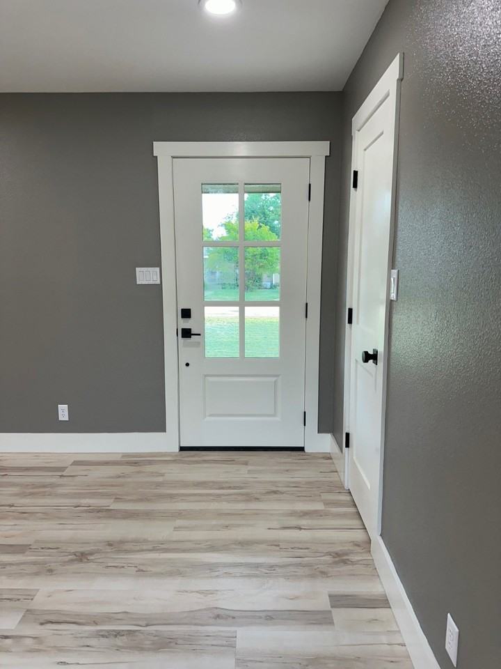 1009 Oak Ridge Ln - Photo 2 of 21