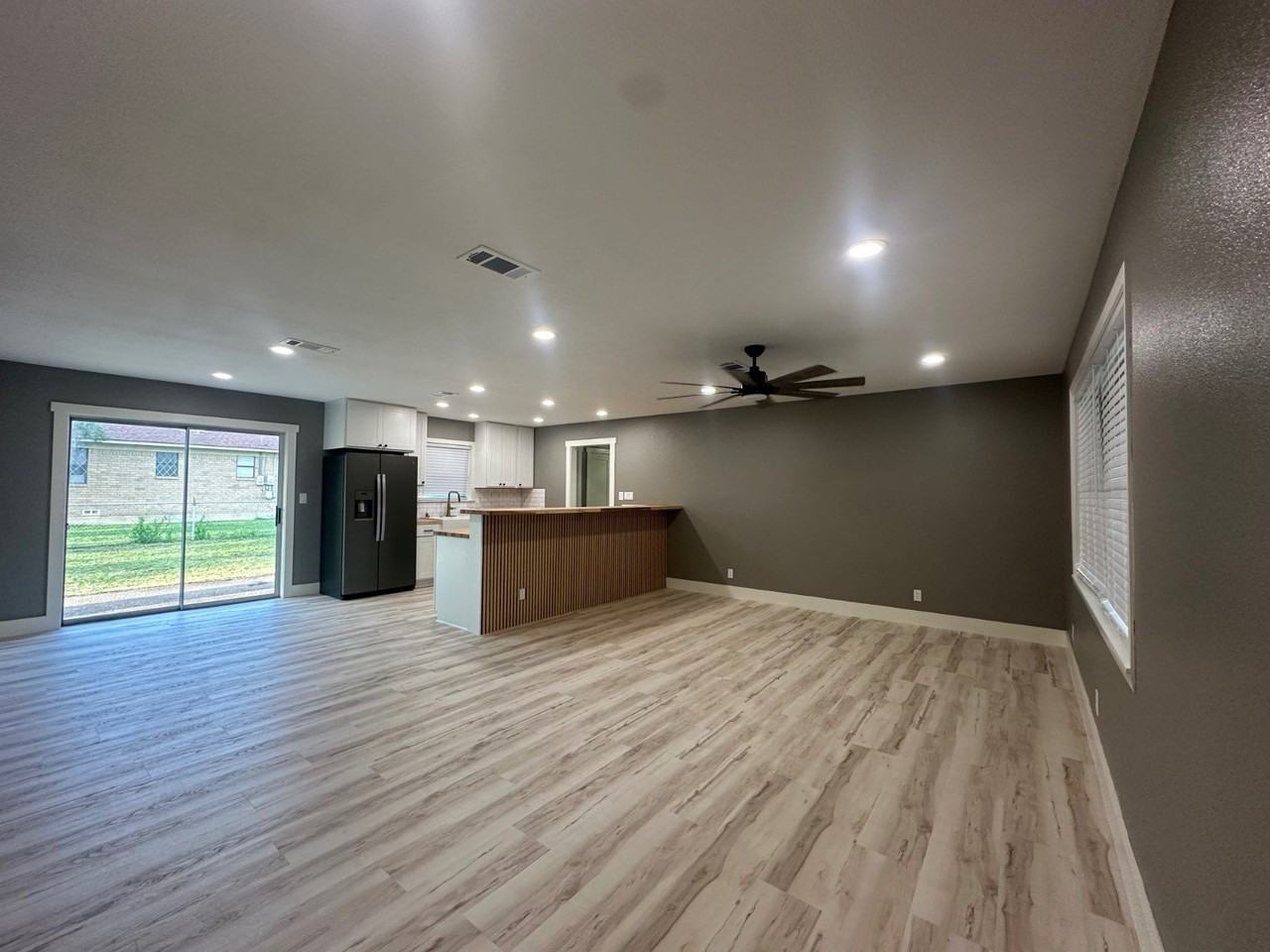 1009 Oak Ridge Ln - Photo 4 of 21